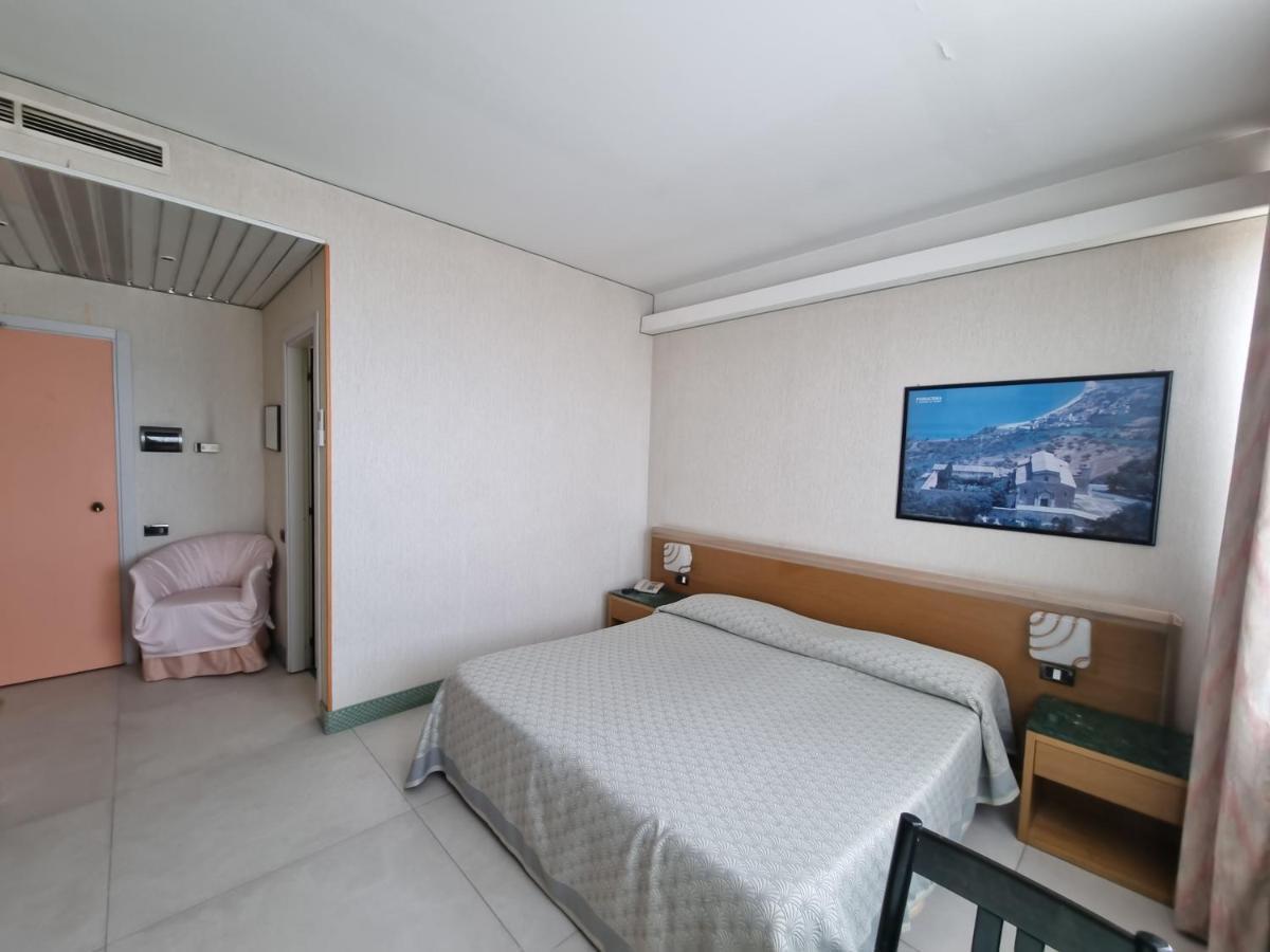 Hotel Thema Rocca San Giovanni Exterior photo